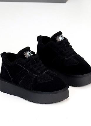 Жіночі кросівки