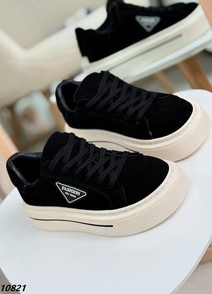 Натуральні замшеві чорні кеди - кросівки на високій бежевій підошві