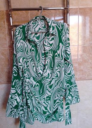 Платье на запах с декольте