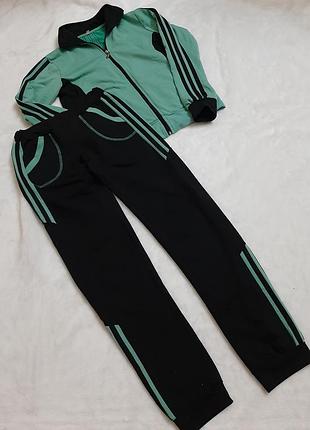 Спортивний костюм для підлітків