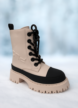 Ботинки стильные зимние бежевые с черным на шнурках и замочке, не тяжелые, штучная кожа, искусственный мех
