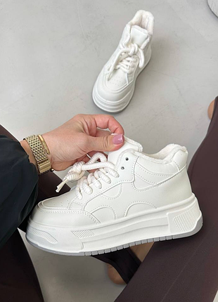 Класні топові утепленні бежеві кросівки, люксова базова новинка