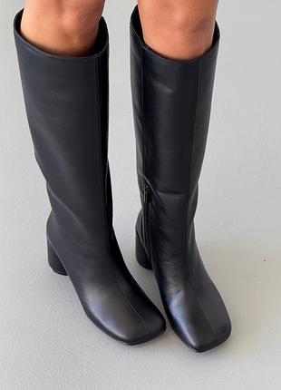 Натуральные демисезонные черные сапоги из итальянской кожи с анатомическим мысом на каблуке