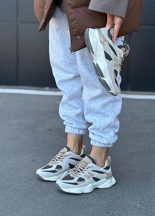 Жіночі кросівки