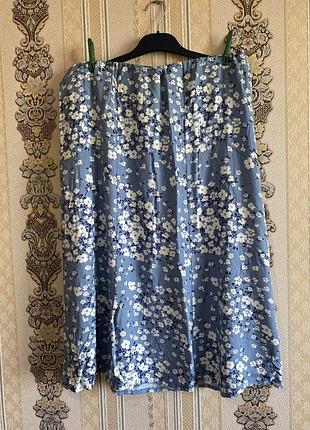 Стильна легка віскозна спідниця, блакитна юбка міді в квітах