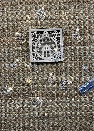 Світлодіодна гірлянда з акриловими новорічними підвісками в дерев’яній коробці