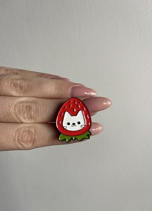 Пін значок металевий брошка кіт “полуничний кицюнь” — котик у стилі ягідної ніжності полуниця