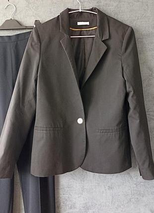 Класичний приталений чорний піджак р.14