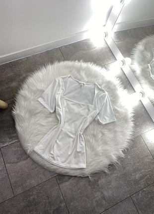 Базова біла футболка