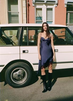 Атласна асиметрична сукня з мереживом