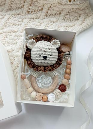 Подарочный набор для малыша погремушка лев и держатель для пустышки