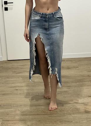 Джинсова спідниця міді з розрізом stradivarius джинсовая юбка миди с разрезом