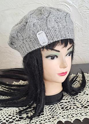 Теплый берет в косы серого цвета