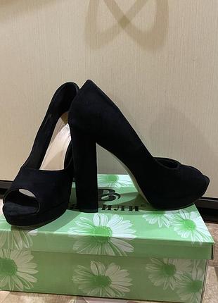 Жіночі подбори: колір : чорний, розмір  : 38, матеріал :замшовий.