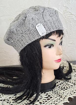 Теплий берет в коси сірого кольору