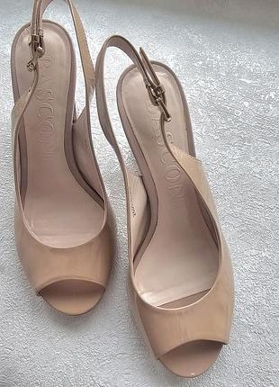 Босоножки из натуральной лакированные кожи, женские. на удобном каблуке. Красивые. стильные. элегантные. очень удобные.обувала 1 раз. продам потому что выросла нога)