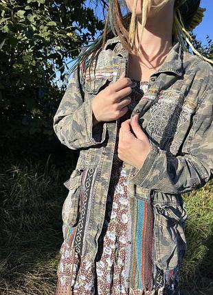 Курточка river island камуфляжна з витканими клаптиками та та вишитами черепами. мехіко стайл