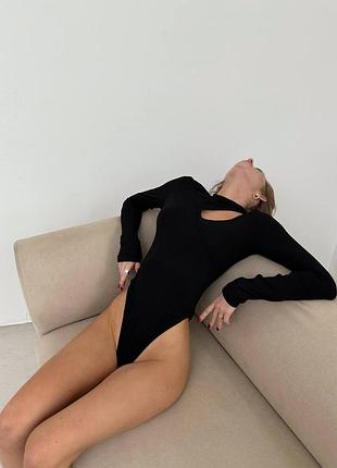 Боди с вырезом