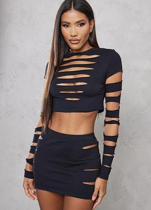 Чорний топ prettylittlething зі рваностями розмір s