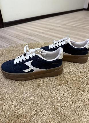 Кросівки жіночі страдіваріус