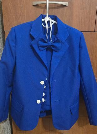 Шикарный костюм на мальчика рост 128см