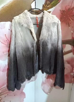 Шуба натуральная качественная из стреженного бобрика крашена в дымчатый муар, без застежек на меховых завязках (фасон "разлетайка" без подкладки)