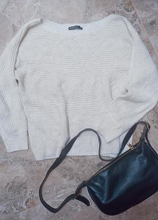 Белый джемпер бренда blind date