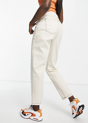 Стильные женские бежевые джинсы mom