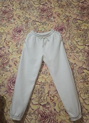 Белые спортивенные штаны на флисе zara