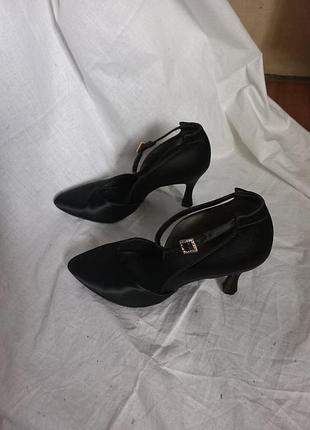 Чорні атласні туфлі з гострим носком, ремінцем на щиколотці та пряжкою, для бальних танців устілка 24