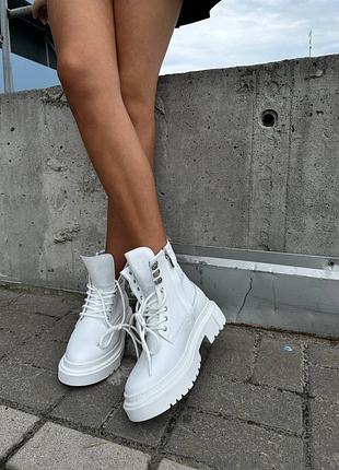 Білі черевики nushina