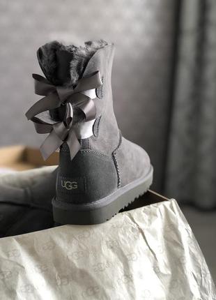 Сапоги ugg bailey bow с бантами в сером цвете4 фото