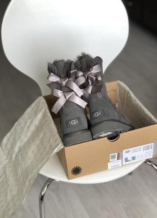 Сапоги ugg bailey bow с бантами в сером цвете5 фото