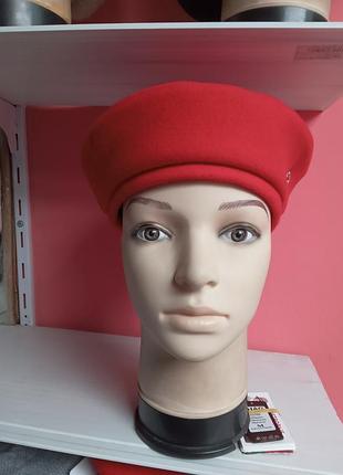 Берет
из кашемира красивый модный  стильный дизайн  нашего производителя форма не ломается уютная новинка этого сезона