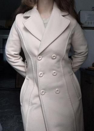 Двубортное пальто бежевое (молочный) цвет 38р