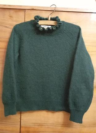 Пушистый зеленый свитер с х волнистым воротничком naf naf