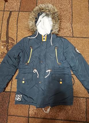 Парка для мальчика, б/в, серо-зеленого цвета, в отличном состоянии, с капюшоном отъемным..подклад мех искусственный.вик 9-11 лет. прямая, классическая, зимняя