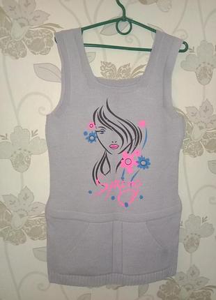 Женская безрукавка удлиненная вязаная серая вязаная с принтом девушка