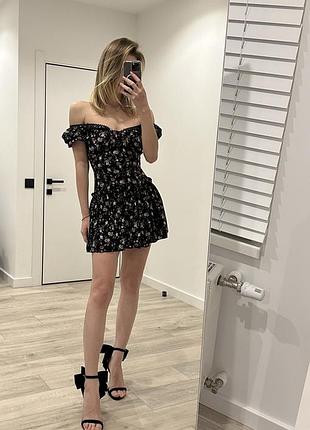 Короткий літній сарафан в квітковий принт з корсетною спинкою