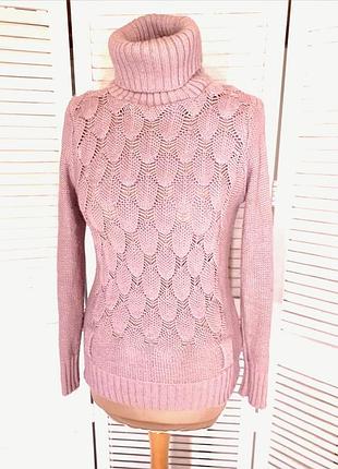 Свитер нежного цвета