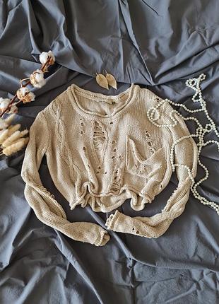 Трендовий вкорочений бежевий в'язаний светр кофта рваний із рваностями дірками павутинка s m джемпер светрик кофта кроп