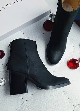 Katy perry оригінал шкіряні (нубук) ботильйони на широкому підборі колекція взуття від кетті перрі