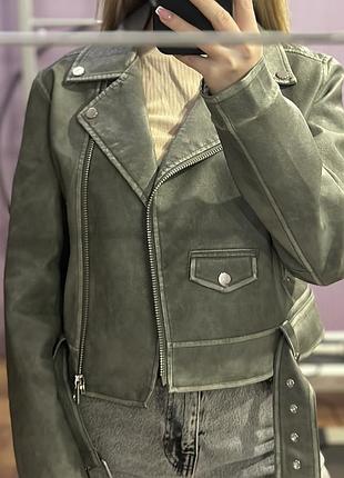 Шкірянка косуха куртка зелена bershka