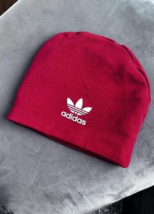 Червона шапка adidas