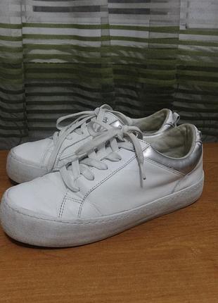 Женские кожаные кроссовки белые на высокой подошве