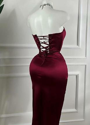 Силуетна атласна сукня міді з імітацією корсету