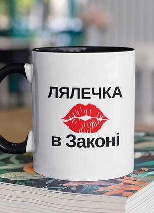 Чашка керамічна з принтом "лялечка в законі" 330 мл, біла з чорною ручкою
