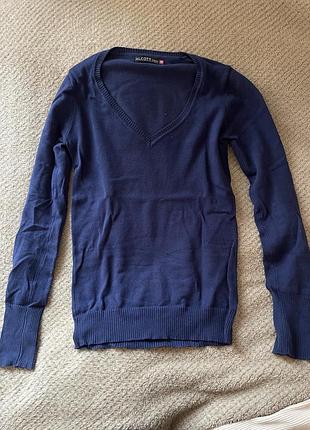 Светр з v-подібним вирізом