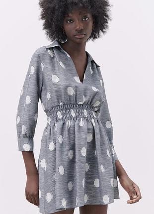 Це сіра сукня з принтом у великий білий горох та еластичним поясом від zara.
