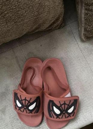 Червоні шльопанці